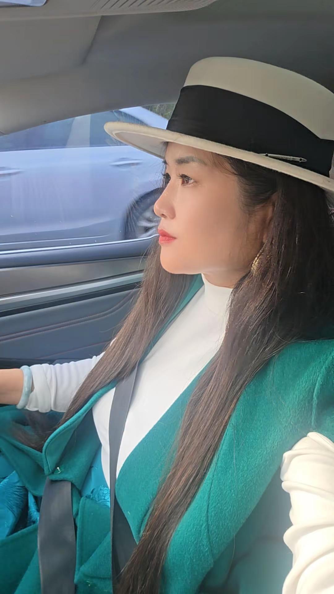 <p>正能量 优雅气质 酷酷的小姐姐 人美心善 气质范 <!--{im...