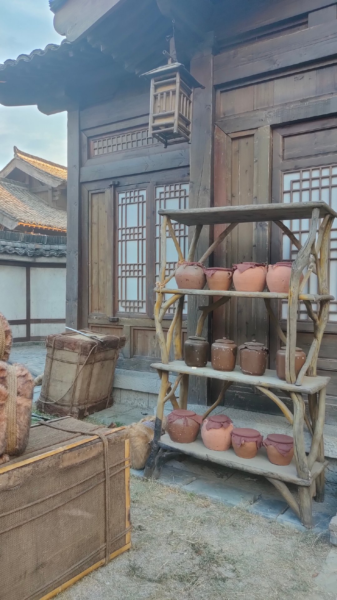 #月底或迎下半年来最强冷空气#
给横店降降温吧，那里太热了[笑cry]
虽然已是秋天但是跟夏天没有什么区别
锦衣搜金录张有财还穿的里三层外三层的 ​