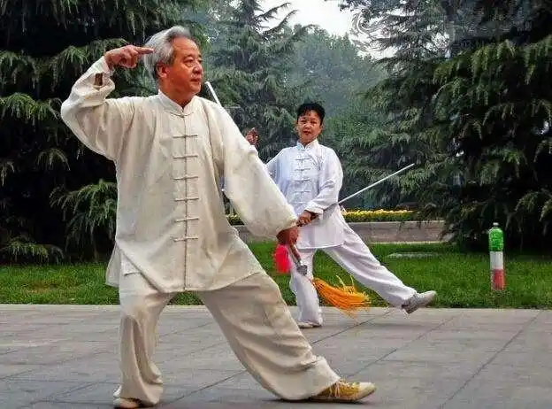 国家卫健委呼吁大家要多锻炼，练练太极拳，八段锦能保持活力。
很多人每天长时间坐着办公，或是低头刷手机，身体的状态会一点点变差。不是所有人都适合高强度的运动，太极拳和八段锦动作舒缓，入门门槛很低，家里阳台或者小区空地，就能开展练习。不少坚持练习的人，肢体的灵活度，会得到明显改善。
有不少人会觉得，这类
