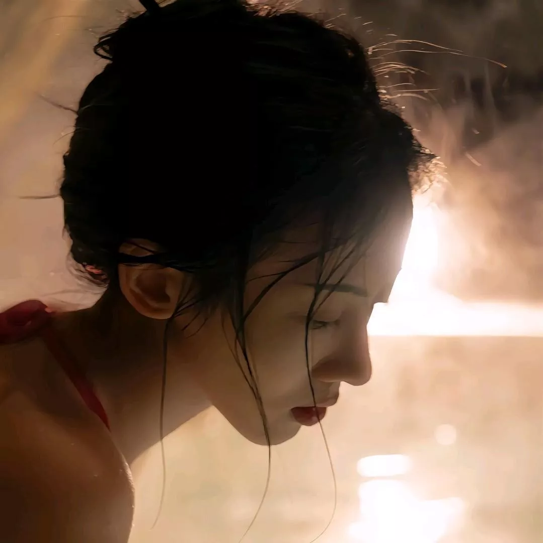 沉浸在梦幻光影中的美人，仿佛穿越时空。