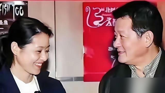 倪萍在《乘风2026》直播里，当着几百万人的面连喊三声“我错了”。不是录播，不是道歉信，是直播开场，直接念自己写的手写保证书。
前脚她给阚清子争取重唱机会，把10分拆给俩人，还张罗取消首轮淘汰。弹幕瞬间炸了，骂她偏心、搅局、倚老卖老。热搜挂了一整夜。
换别人早装死了。她偏不。第二天开场就认，手写
