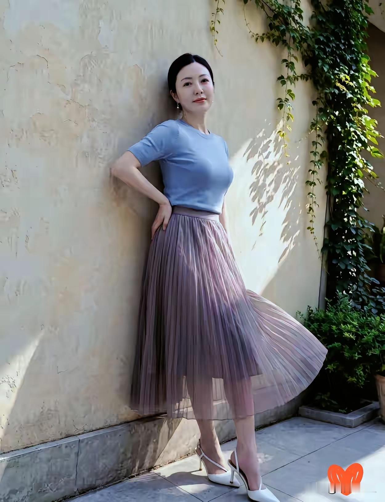 34岁女子自述：为贴补弟弟执意离婚，两月后追悔莫及
一段婚姻自白近日引发热议。一位34岁女性公开讲述自己的经历，称离婚是“这辈子最蠢的决定”，字字如刀，剖开了一个被忽视的家庭真相。
她笔下的前夫，是旁人眼中的“踏实人”：不烟不酒，工资分文不留上交，房贷、水电、孩子学费一人扛起。七年婚姻，她从未为钱发