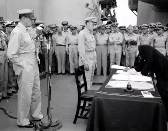 #19450902日本签署投降书##热点解读# 81年前的今天，东京湾上的“密苏里”号，见证的不只是一场投降，更是一个军国主义时代的彻底破产。
1945年8月，日本已经在战场上节节败退。8月6日、9日，美国先后向广岛、长崎投下原子弹；8月8日，苏联对日宣战并出兵中国东北，日本继续作战的战略空间迅速坍塌。8 ​