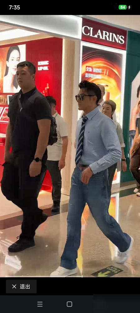 梁家辉说，那场对骂戏本来一遍就能过。结果郭富城拉着他，硬是磨了快20遍，旁边工作人员都看傻了。
两个影帝飙戏，不飙到极致不喊停。这还不算狠的。
郭富城今年60了，一天就吃一餐半，不是饿肚子装样子，是为了扛住演唱会全开麦，还得跳满全场。那些二十出头的小年轻，有几个能跟上他的体能？
说白了他不高，