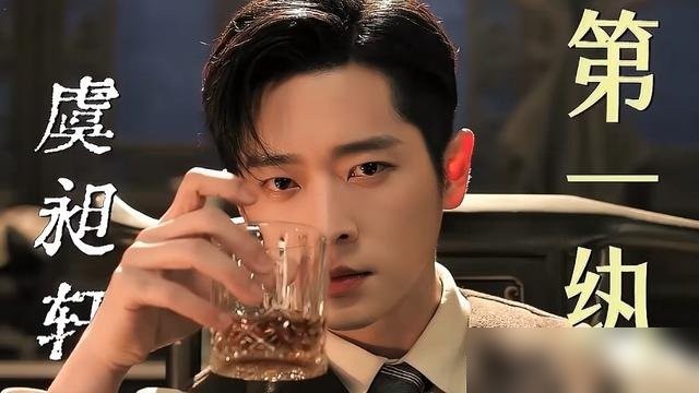 丞磊的撕裂式突围，给整天把“影视寒冬”挂嘴边的内娱男星上了一课。

起点低不是原罪，拍短剧更不是耻辱印记，关键在于，你能不能在粗制滥造的泥潭里把眼珠子磨亮。

当年拍短剧被冷嘲热讽是“流水线网红”，转战长剧又被预判“注定水土不服”。

可到了《玉簟秋》，他演的虞昶轩搓着麻将、嘴角叼烟，连一句台词都没