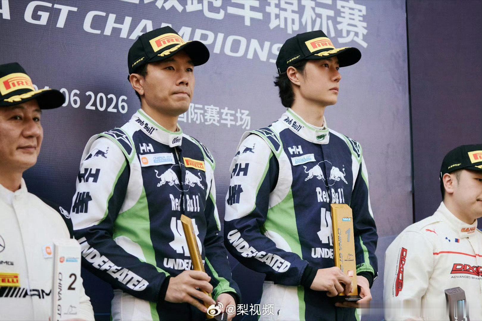 #工作室晒王一博捧冠军奖杯照#恭喜#85RACING# ，明天继续，预祝王一博和所有的车手们赛道平安，顺利完赛！#王一博[超话]# ​