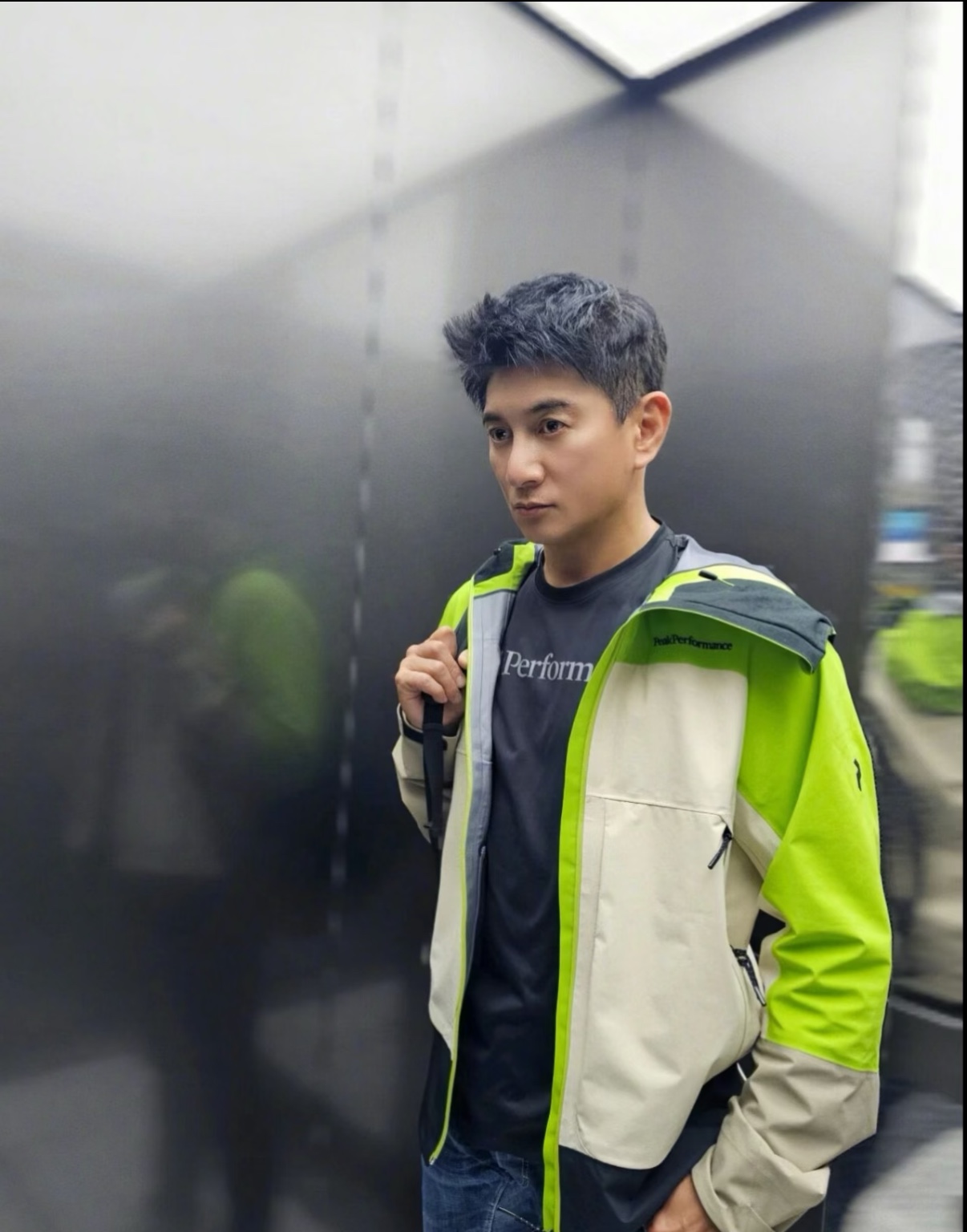 吴奇隆一句不再拍戏引爆热搜，在 AI 的冲击之下，越来越多演员会面临没戏可演的窘境。
吴奇隆早就不拍了，他翻红后就在往制作人上转，当时也主导了好几部剧，虽然明面上他现在和公司没什么关联了，至于背后资本公司运营到底怎样不好说。
没戏拍也早就赚够实现财富自由了！没什么影响，影视寒冬确实是现状，不过他不拍