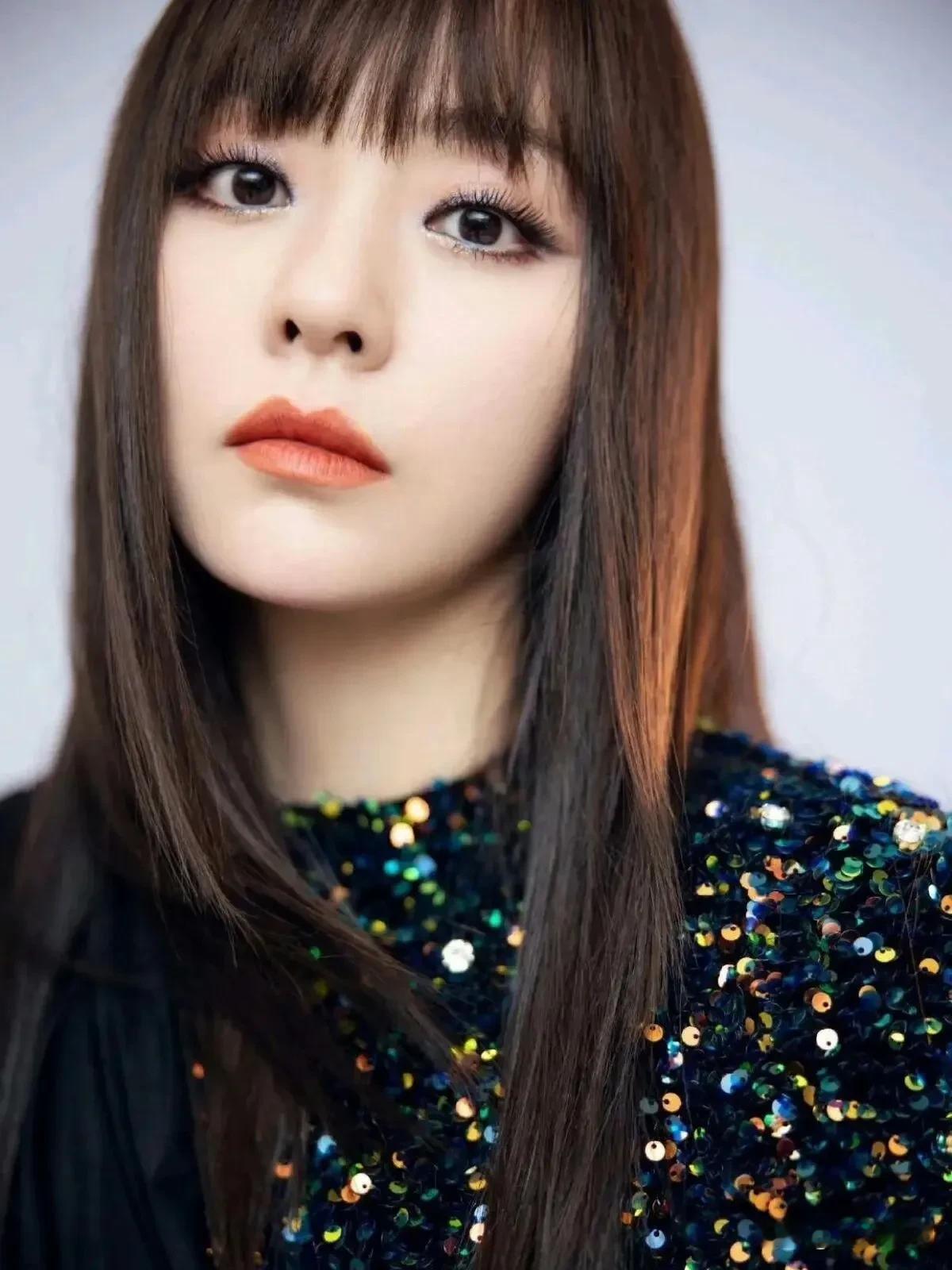 张靓颖的舞台魅力无人能敌！一袭黑色亮片短裙，勾勒出曼妙身姿，纤腰长腿吸...