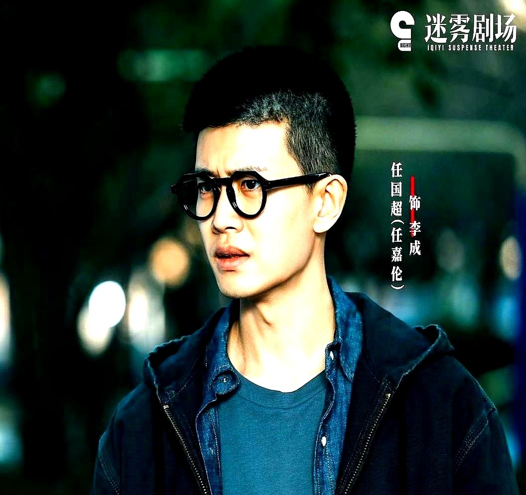 任嘉伦和谭松韵的新剧同台对打，弹幕却刷出了一场奇观。

《深渊无间》撞上《兰香如故》，播放数据曲线死死咬在一起。换别家粉丝早把键盘敲冒烟了，这俩倒好，点开评论区，满屏飘的全是四个字：六元一斤虾。

当年那部绿幕特效假到离谱的《锦衣之下》，硬是被两人用拉丝的眼神演成了爆款。时隔多年，两人各自单抗大旗，