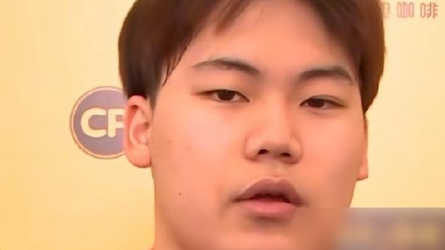 19岁，把林昀儒干了，还顺手把世界第一拿了。
7局，最后一局11比9，松岛辉空在中国主场把中国大满贯冠军揣兜里了。半决赛先过的周启豪，决赛逆转林昀儒，全程没手软。
这已经是这小子第二个大满贯冠军，美国拿完，中国再拿。排名8550分，史上最年轻的世界第一，日本人。
记者问他登顶啥感觉，他说“没太
