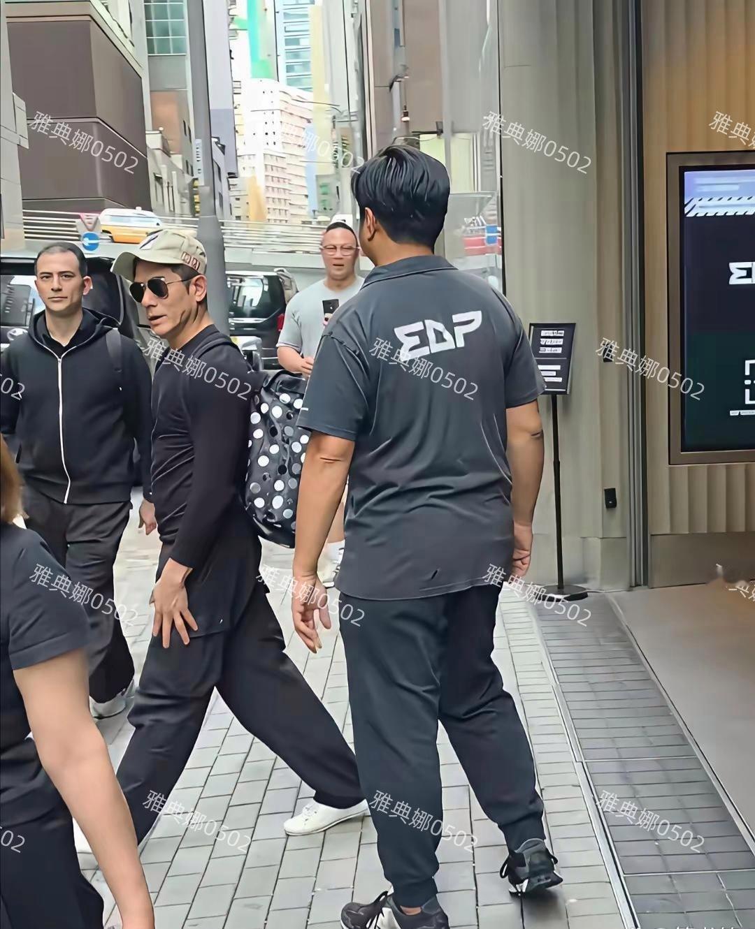 网友偶遇郭富城，知道他个子不高但本人比想象的还要矮，目测身高1米65不能再多了 ​