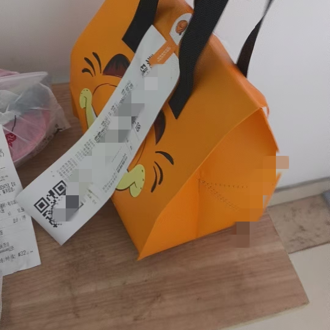 很多骑手跑一天下来，看着订单数量不少，一算收入却没几个钱，其实不是你跑得不够勤快，是掉进系统派单的套路里面了。
 
圈内老骑手都爱远单搭配顺路单的跑法，确实能拉高单价，但这套跑法门道特别多，根本不是傻傻等系统派单就行。很多人只学了皮毛，最后越跑越亏。
 
跑单最忌讳被动接单，系统派什么就跑什么。真正