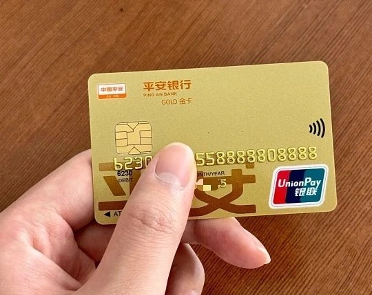 #原来银行卡上的金色卡片是真金#，看完科普大开眼界。
并不是整张卡是黄金，而是芯片触点那层金色镀层，确实是真金。
镀金不是为了奢华好看，是工业需求。黄金导电性能好、不容易氧化生锈，保障芯片刷卡、插卡接触稳定灵敏。
只不过镀层薄到微乎其微，单张含金量极低，不要幻想攒一堆废卡炼金暴富，几 ​