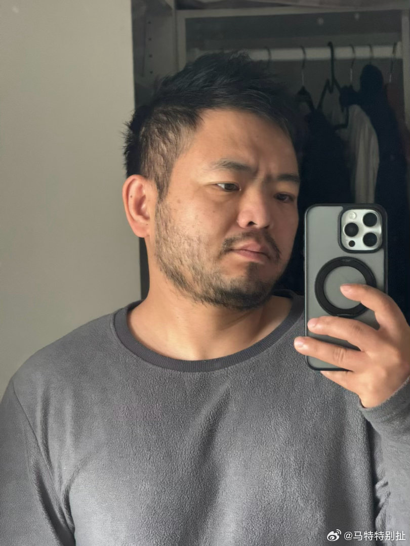 六点半 感觉已经被孩子耗尽了情绪价值 小半斤白酒下肚 也已经微醺 一看时间 发现柯基可能刚刚和他的社交关系见面 可能还在慢慢选择葡萄酒要红的还是白的 前菜吃生蚝还是蜗牛还是牛骨髓 ​