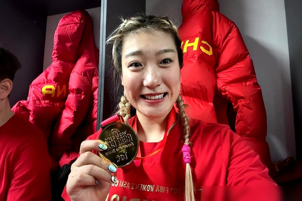 中国女篮最新集训名单，王牌李梦又落选了！
李梦2023年打WNBA，新秀赛季投进44记三分，位列所有新秀第一，还入选最佳新秀阵容，破了华盛顿神秘人队史新秀三分纪录，硬实力摆得明明白白。
外界吵翻了天，各种猜测满天飞，李梦半个字没辩解，天天闷头训练，只说了一句话：只要祖国召唤，我随时做好准备。