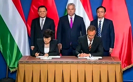 比亚迪绕开关税改买欧洲旧厂，电池同步落地，车价会怎么变？
 
很多人以为车企出海，就是把车子装上船卖到国外。

但比亚迪在欧洲建厂这件事，藏着一个很容易被忽略的真相。

看懂这一套布局逻辑，不止看懂汽车行业，放在我们普通人做事上，同样受用。
 
一、出海最大难题，不是卖车，是绕开贸易规则壁垒
 
很