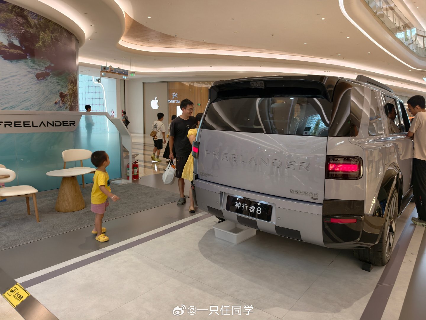 #FREELANDER神行者8#今天周末，迎来了大量的参观者。尤其是带着孩子来参观的家庭用户  ​