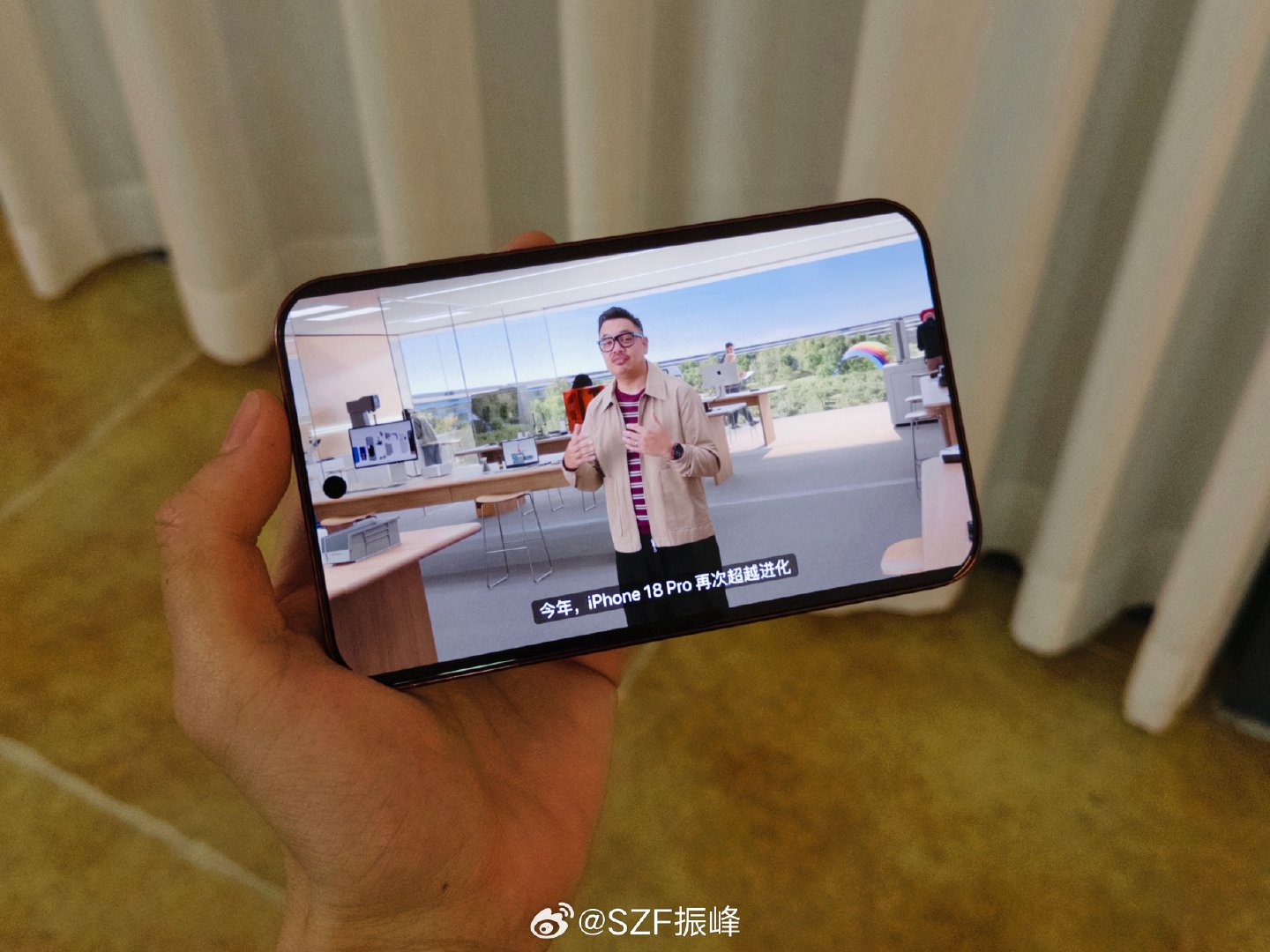 用华为 Pura X View 看 #苹果发布会# 刚刚好～ ​