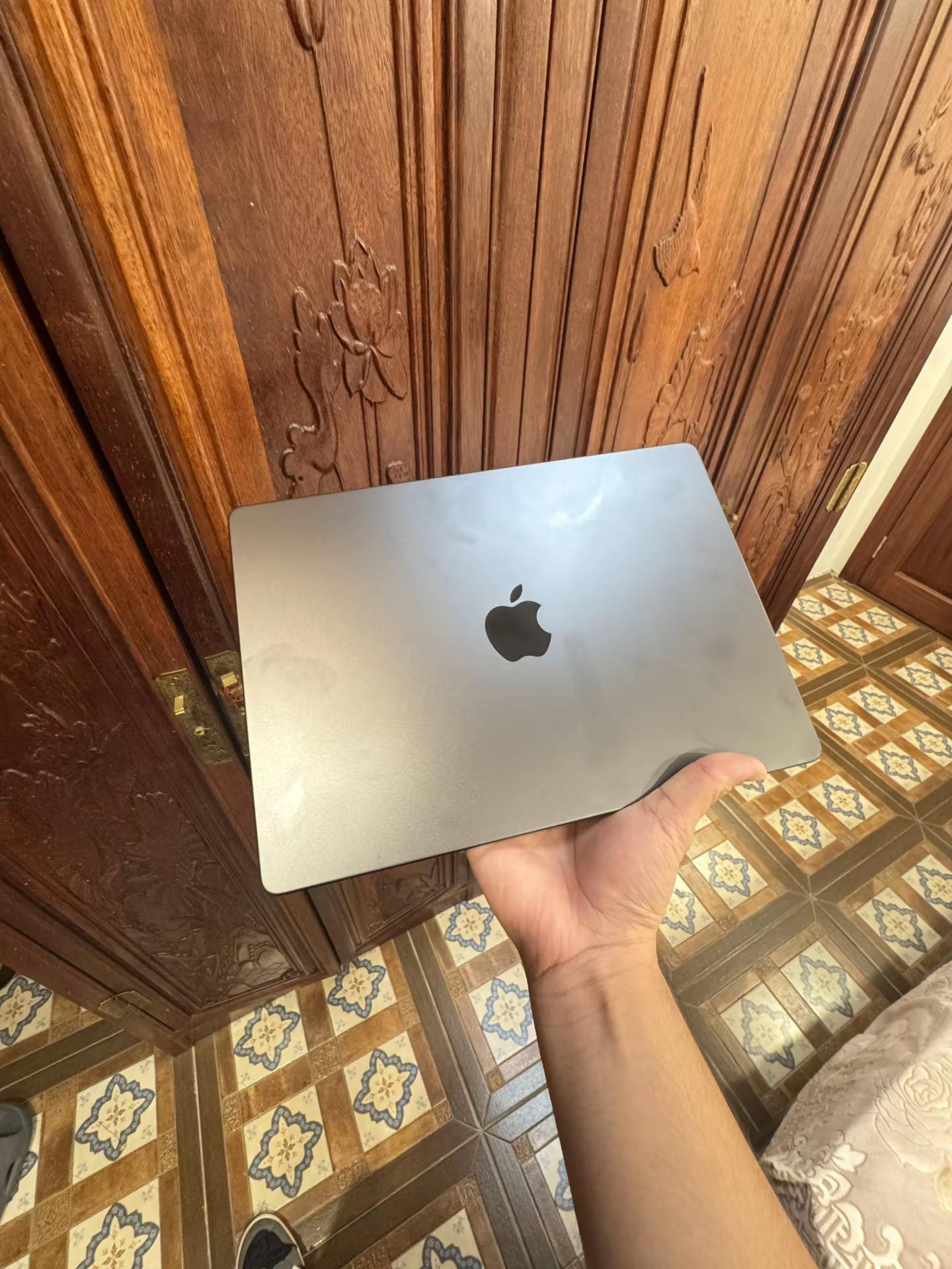 网络上随便骂骂得了 现实中谁不想拥有一台MacBook Por