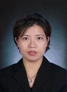 恒大26年元老何妙玲，为何唯独她全身而退？
 
恒大案件一审落地，许家印被判无期徒刑，多家关联企业重罚，多名核心高管获刑。
 
跟随许家印打拼26年的初代元老何妙玲，却全程置身事外，未被追责、未被调查、未站上被告席，成为恒大高层里极其罕见平安落地的核心人物。
 
何妙玲1965年出生于广东，1989
