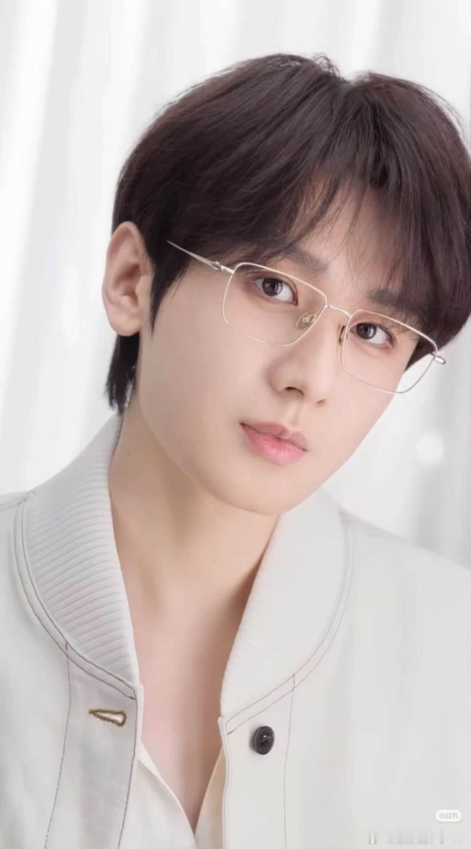 #成毅狩谎搭戏古天乐#cy#成毅狩谎预约破34万# ​

9月17日，成毅主演的港风悬疑剧《狩谎》片场路透释出，惊喜解锁古天乐重磅加盟，两人搭肩热聊的同框画面迅速引爆全网。

成毅｜卢云 | 两京十五日 | 朱瞻基 ｜狩谎｜林彦廷 ​