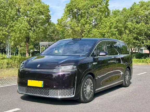 【车辆型号】26款智界V9 UItra+ 四驱 增程 七座 （896线）
【原指导价】51.98万+选装，配置单53.18
【上牌时间】2026年
【行驶里程】0.1万公里
【排量续航】1.5T增程/纯电285km/综合1230km
【选装/配置】高速智驾+城区智驾已买断（¥15000）+二排双零重力座椅+旋转零重力座椅+后排隐私光幕（调光玻璃）+森林级车载制氧系统+车载恒冷智能大冰箱+19英寸多辐星耀轮毂+53.4度电池+空气悬架
【车况概述】金属件原漆，零出险，查博士新能源检测SS级
【外观内饰】辉光紫+绒霞紫
【过户次数】0
【厂家质保】累计整车4年10万公里，三电8年16万公里