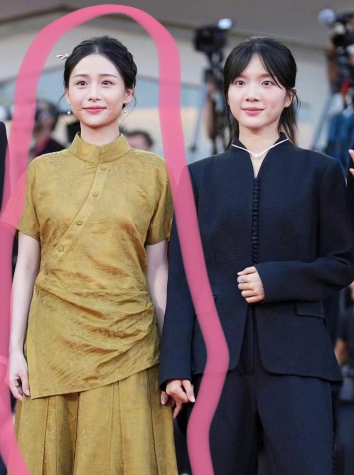 同样是演爆款剧出来的，怎么到了国际红毯上，一个像被架在火上烤，另一个却松弛得像去楼下拿快递？
李思潼这次去威尼斯，迪奥高定配尚美珠宝，行头绝对顶配。可镜头一扫，肩膀端着，笑得发僵，硬生生把红毯走出了大厂面试的感觉。
反观演“淑柔”的王晓慧，人家压根没打算进圈。之前采访说得实在：本职干插画师挺好，进圈