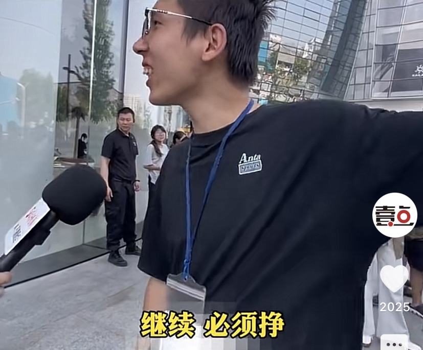 “生财之道！”山东济南的一名男子花了15万，抢到10个iPhone18pro max。

他扭头就转手卖给黄牛，好的话能赚20000多。男子洋洋自得的说，去年首发他抢了6部，没少赚，明年继续抢。

每年苹果新机首发，都会上演一模一样的戏码，直营店门口挤满两类人，一类是等着第一时间拿到新机的数码博主、