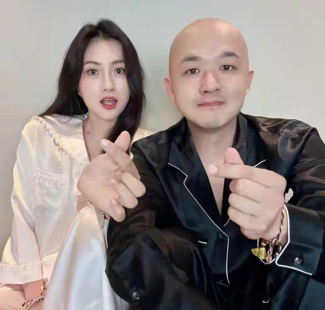 包文婧这段综艺片段，真的戳到很多人。

《妻子的浪漫旅行》第二季，妻子团逛街，包文婧看中一双两千多的鞋，心里很喜欢，看完标签还是放下不买。谢娜、袁咏仪当场劝她，喜欢就拿下，别对自己太抠。

生活里不少女生都是这样，给老公、孩子花钱毫不心疼，轮到自己就处处节俭。网上常说，一直舍不得花，最后说不定有人替
