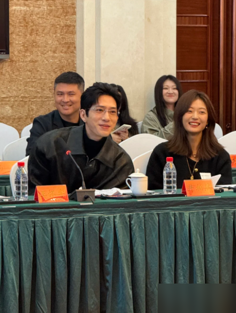 被夸的瞬间俩人同步低头，井柏然扭头去看孙千，孙千直接把脸别开了。这动作比剧里还会演。
10月15号《早春晴朗》研讨会，俩人全黑正装挨着坐。一个皮衣细框眼镜，体制内味儿拉满，一个素颜黑裙，生图直接扛住镜头。网友说这是高干文走进现实，栾念跟尚之桃没杀青。
最出圈的是文艺评论家当众点名夸演技，俩主角反