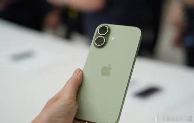 #iPhone换代周期等等党迎来机会#想知道手机性能品牌泛滥的今天，还有多少真爱果粉在等一年一度新品发布？[思考] #手机涨价但苹果历代机皇价格跌了# ​