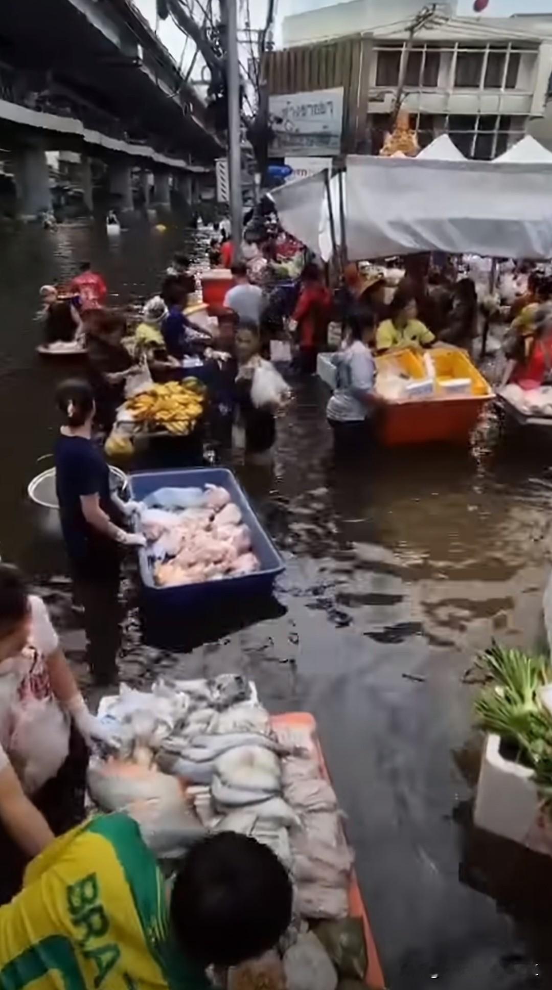 泰国人正在适应洪水，在曼谷周边地区（包括邦甲比）洪水受灾社区出现了“临时水上市场”的概念。