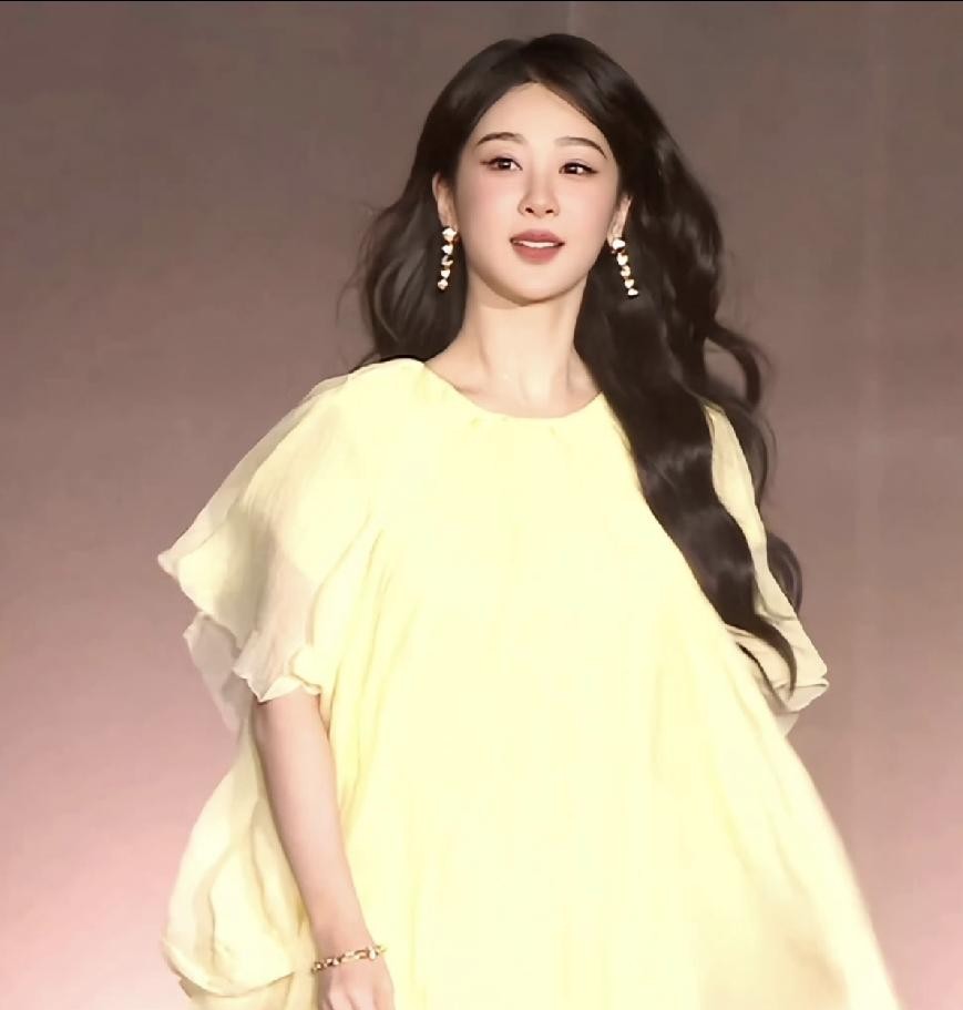 红毯上那些把野心写在脸上的女明星，这次全被杨紫给比下去了。
当所有人都在死磕超季高定、勒紧腰带生怕镜头扫不到自己的时候，杨紫一身明黄色大步流星走出来，整个人松弛得像刚吃完饭下楼遛弯。
不知道的还以为她是专门来当评委的。
主办方这次给的活动主题叫游园会。
结果放眼望去，全场都在忙着争奇斗艳、摆