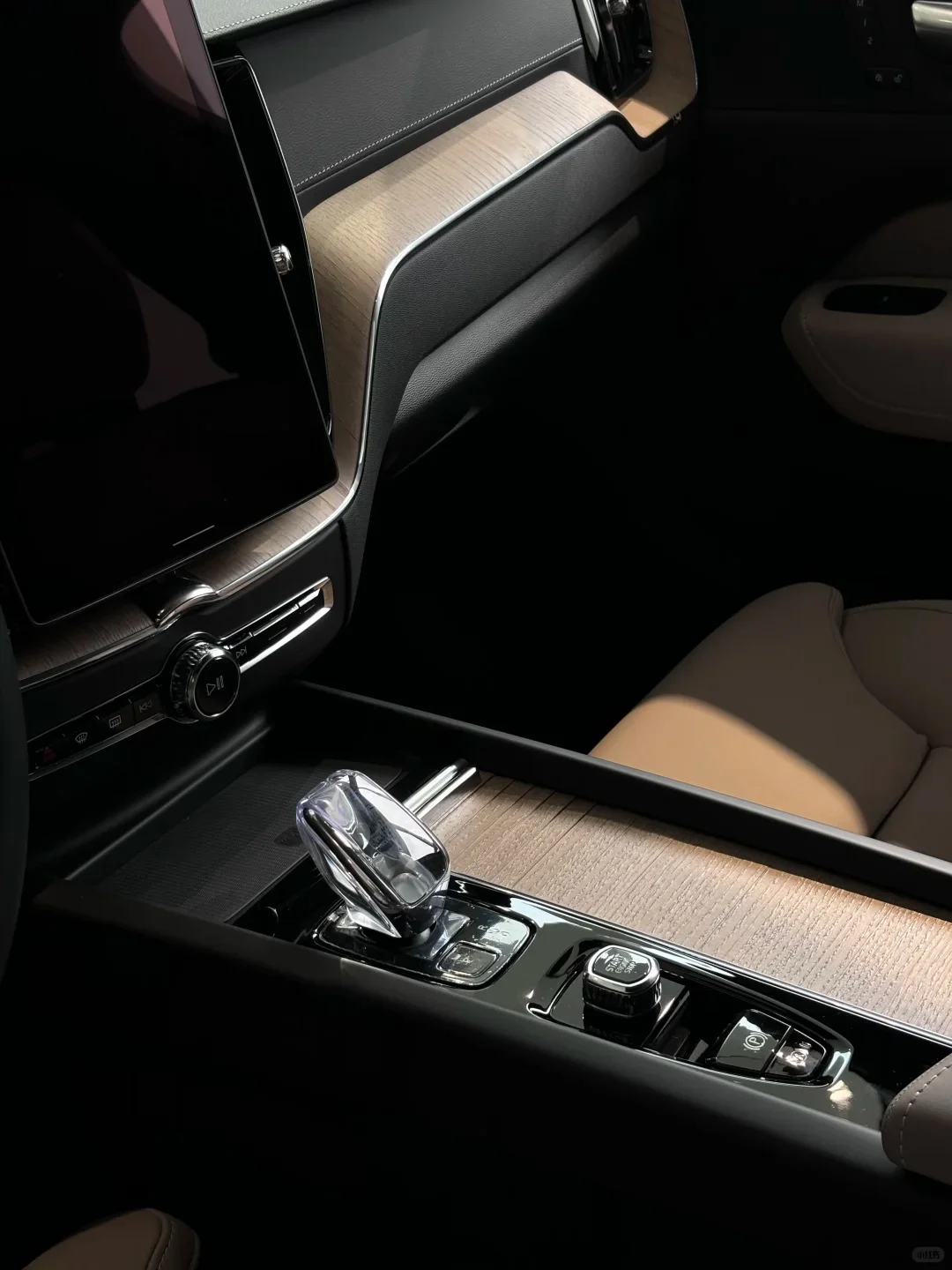 家用 SUV 闭眼冲！沃尔沃 XC60，安全感拉满