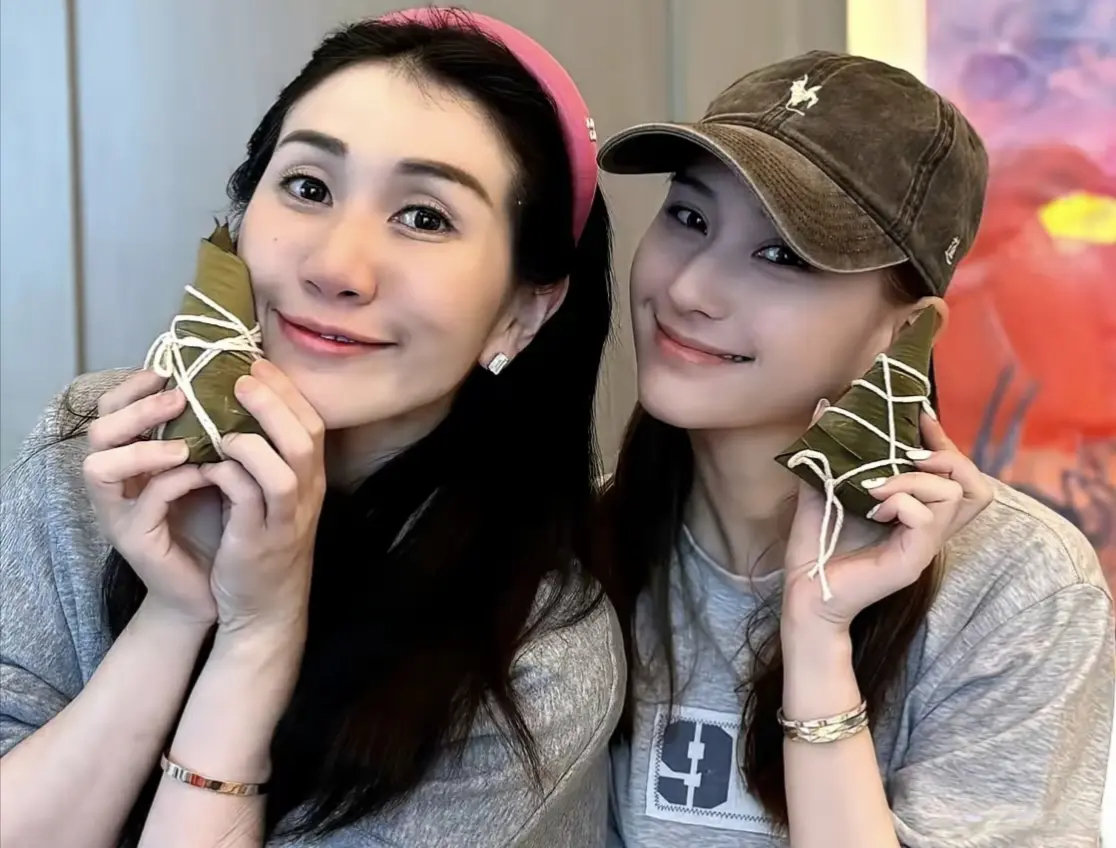 三房四房千金相聚，何超莲何超盈同框尽显姐妹温情 ​
