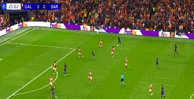 19岁的亚马尔手里已经攥着欧洲杯和世界杯。
突破和传球都被看作顶尖水平，可身上偏偏还留着终结能力不够稳的硬伤。
今年的金球到底能不能真被他收入囊中，眼前还没有定论。
我看球这么多年，最怕的就是过早给年轻人扣上同龄历史第一的帽子。
现在只要一提他，周围全是铺天盖地的夸赞，一会儿说踢球的松弛劲儿越来越像