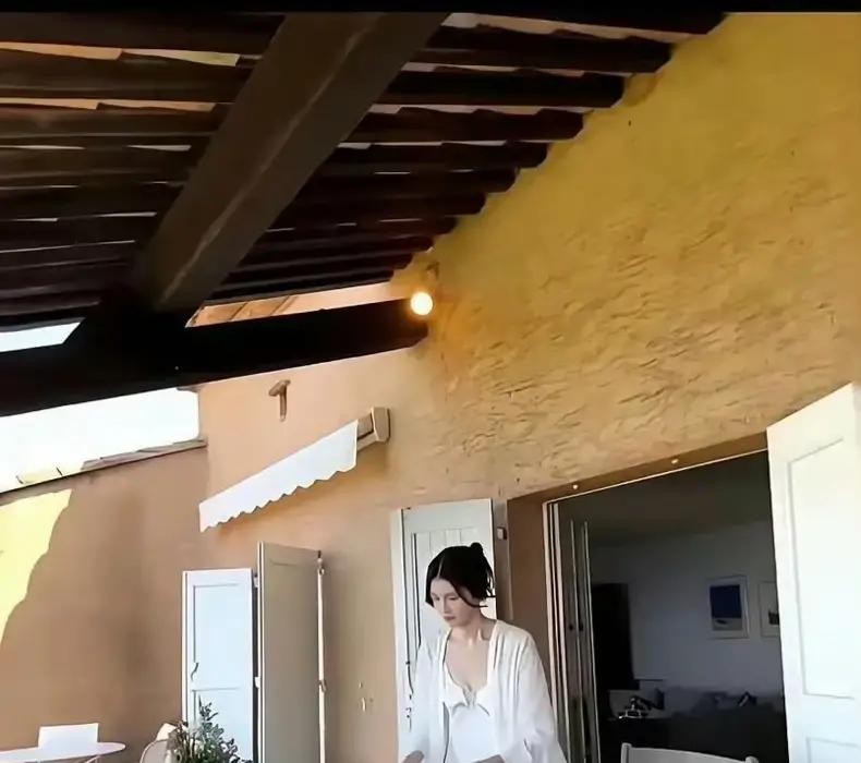 女明星生娃跟闹着玩似的，瞅瞅何穗刚亮出的腹肌，谁敢信这身段才卸货41天

结果她自己把遮羞布扯了，抖出的真相看得人后背发凉

子宫淤血硬遭了二次清宫的罪，两个月里连着两回肠胃感染，外加重感冒和疯狂掉头发

这稀碎的月子刚熬出头，人家转身就拿下了《时尚芭莎》开年封面

拍完活儿当天连夜赶回，绝不在外头