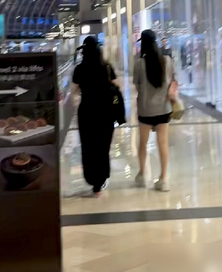李湘瘦了，在LV店里没人认出来。
新加坡金沙，网友撞见她带王诗龄买包。黑色休闲装，素颜，背影薄得像换了个人。旁边王诗龄倒是抽条了，大长腿，少女感拉满。
母女俩全程低头，挑完就走，一句多余话没有。
要知道这姐以前出门，爱马仕配钻表，保镖开道，机场都能走出红毯味。现在混在人群里，店员都没多看一眼。