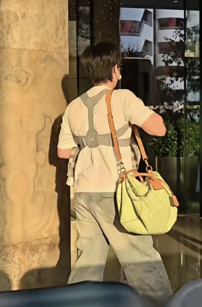 洛杉矶三人名单撕到最后，剩下的那个位置，左手的黄友政突然成了最稳的战术棋子。
奥运砍了男女团体，改六项，可人就给三个。这意味着主力不兼项，教练组根本排不开阵。王楚钦大概率男单男双混双全扛，林诗栋已经在亚锦赛前的亚运赛场验证了四项连轴转的体能。
剩下梁靖崑、黄友政、温瑞博三抢一。黄友政左手持拍，双