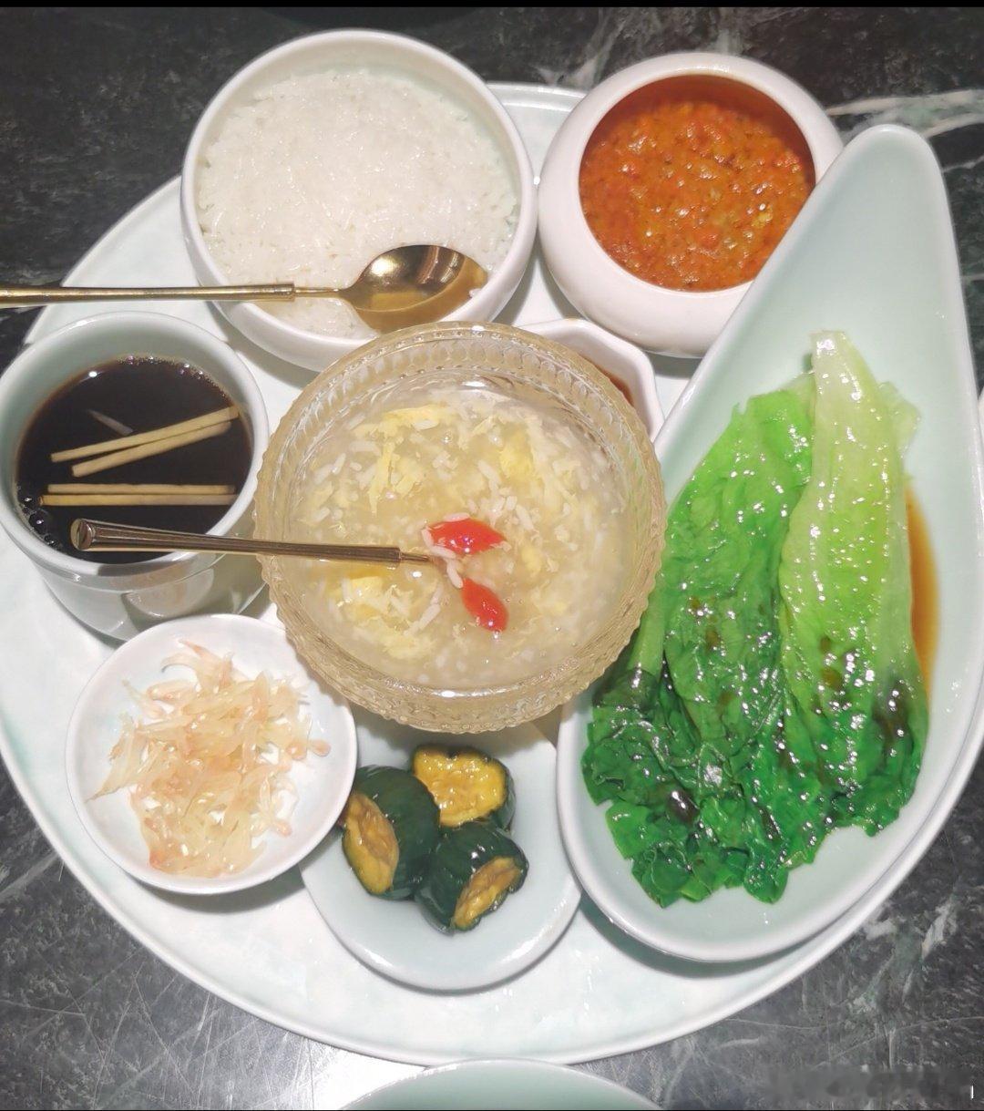 我可太高兴了，吃这个蟹黄拌饭，酒酿小丸子，外加一个爆炒腰干，感觉人生已到达巅峰[蜘蛛侠4] ​
