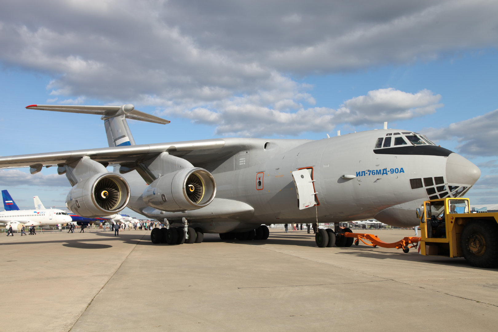 2027年俄罗斯将建造12架伊尔-76MD-90A军用运输机，然后将速度提高到每年18架，国外订单的压力促成了工厂产能的迅速提升。

本人点评：一旦PD-26发动机研发成功，俄罗斯将立刻开始着手复产安-124重型战略运输机，就像2015年决定复产图-160那样突然。 ​
