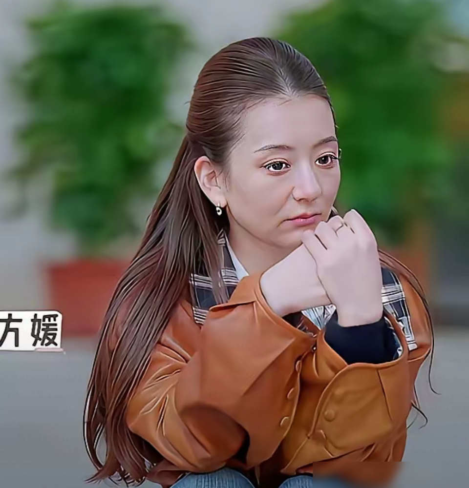 方媛近照又被嘲像安陵容，僵得差点认不出。
早年当泳衣模特那阵，五官青涩，跟现在判若两人。后来怀孕被偶遇，素颜水肿、鼻子显大，网友又猜是不是又有了。对比旧照，她干脆晒中学照自证天然脸。
如今产后复出，镜头前成熟不少。郭富城采访里反复维护：在外能拼，在家带娃，一直在进步。生图状态时好时坏，但复出后仪