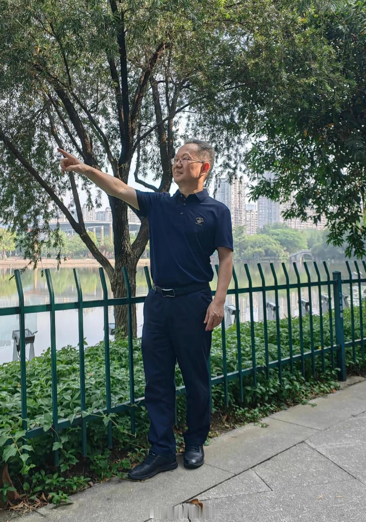 #青岛骂人男子道歉##青岛文旅# 
大快人心！青岛景区辱骂游客男子被立案，身份曝光反转不断。

近期青岛景区游客被无故辱骂的事件刷屏网络，前后剧情多次反转，细节越扒越让人唏嘘。8月4日，一名外地女游客在青岛崂山海之恋公园，正常使用无人机拍摄风景。一名陌生男子主动上前搭讪，遭到游客礼貌拒绝。 ​