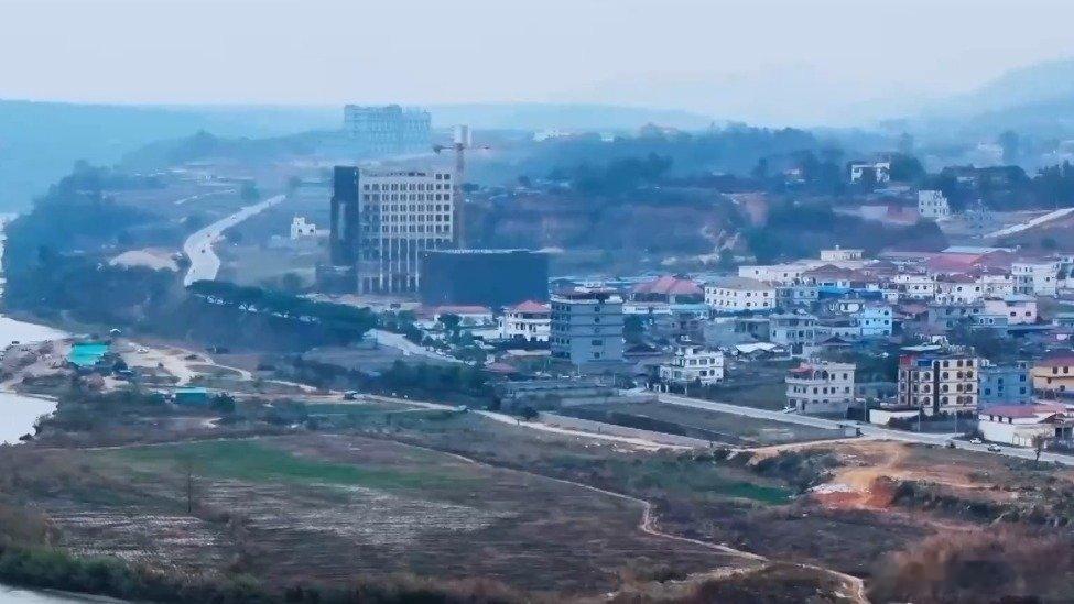 这些地方了绑架杀害诈骗国人，应派特种兵灭了它，我们应该硬起来[拳头][拳头][拳头][拳头][拳头][怒][怒][怒][怒]【公然叫板！缅甸一电诈窝点距中国口岸不足200米】由公安部和中央广播电视总台联合摄制的纪录片《缅北电诈覆灭纪实》于10月5日至7日，在央视综合频道18点档首播。纪录片全面... ​