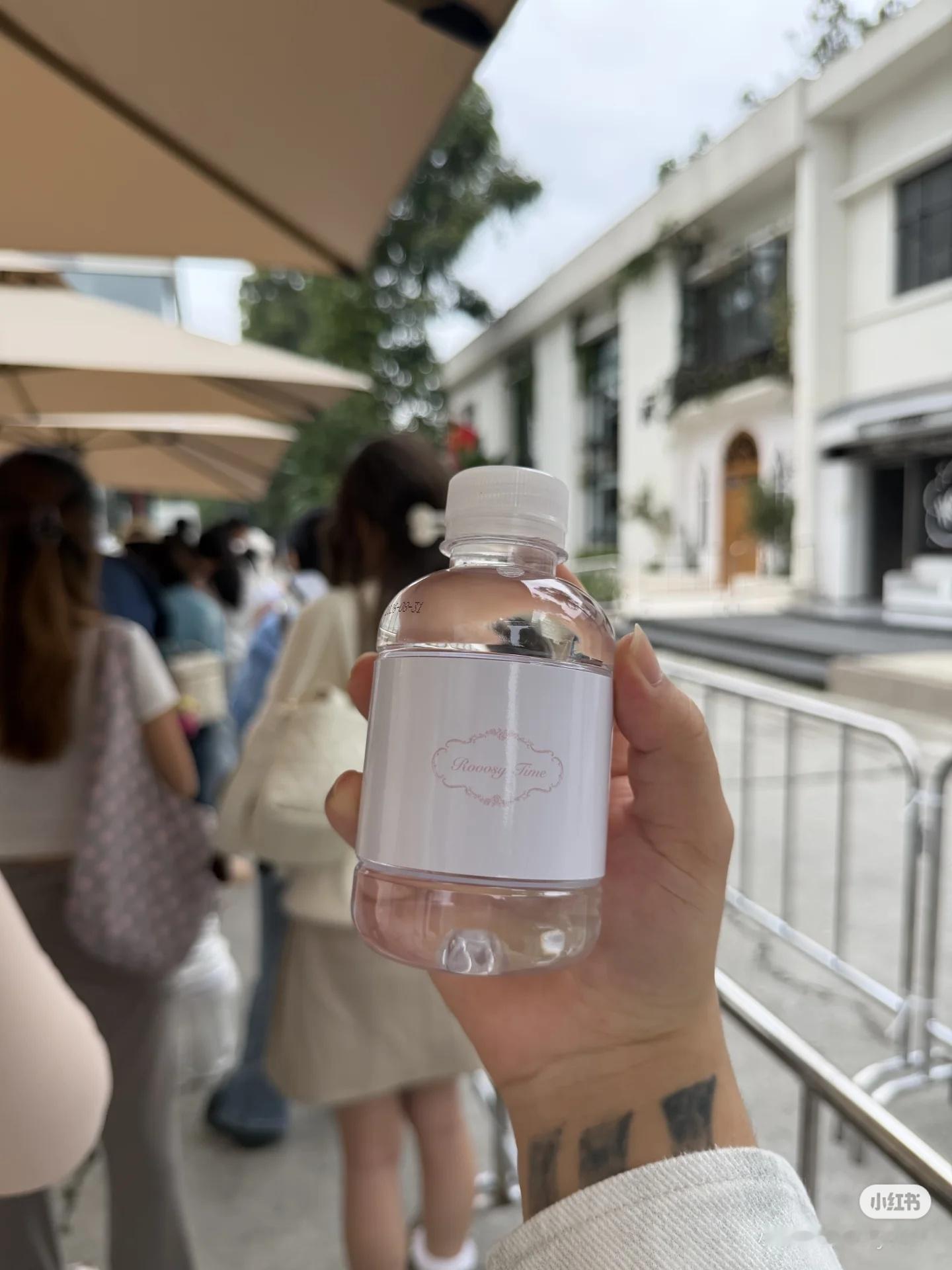 排队怎么还有礼物送啊……赵露思我不得劲了……我妈人也太好[苦涩]赵露思 ​​​