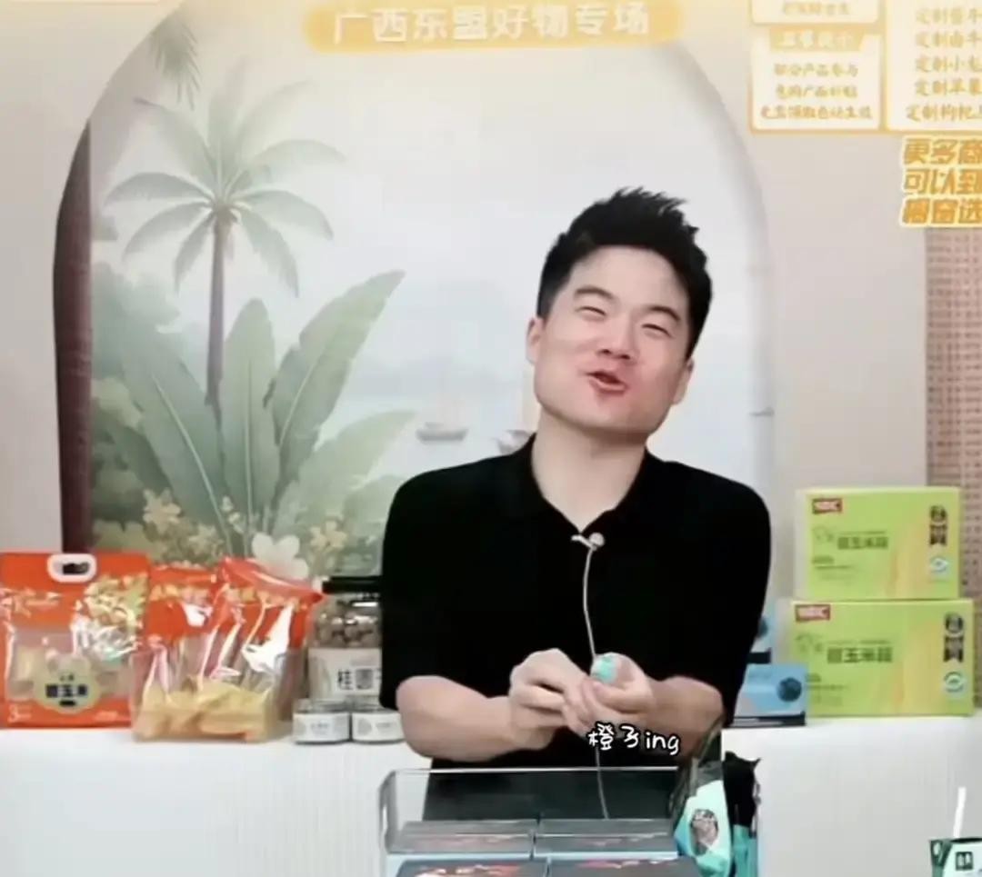 这事儿反转了，董宇辉怕是也没想到，那个让他长舒一口气的AI机器人索菲亚，亲自“澄清”自己是“欧尼”，不是“欧巴”

这一下，再回头看他当晚的反应，就更有意思了

当时有人告诉他索菲亚是男的，他那个表情，整个人瞬间松弛下来，像是抓到了一根救命稻草，嘴里还念叨着“是男的我就不跟他单挑了”

那副如释重负