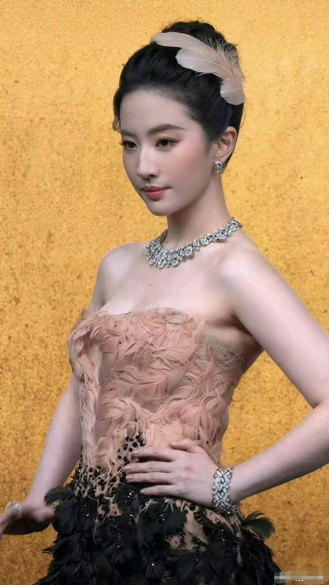 刘亦菲从不迎合身材争议：清醒通透，活出松弛底气
 
在内娱普遍追求极致纤瘦、迎合单一白幼瘦审美的环境里，刘亦菲始终保持着独一份的松弛与清醒。常年以来，她的生图、体态、状态时常引发网络热议，偶尔被网友调侃身形丰腴、状态起伏，甚至被吐槽“膀大腰圆”，但她始终保持沉默，极少正面辩解、不刻意公关回应争议。