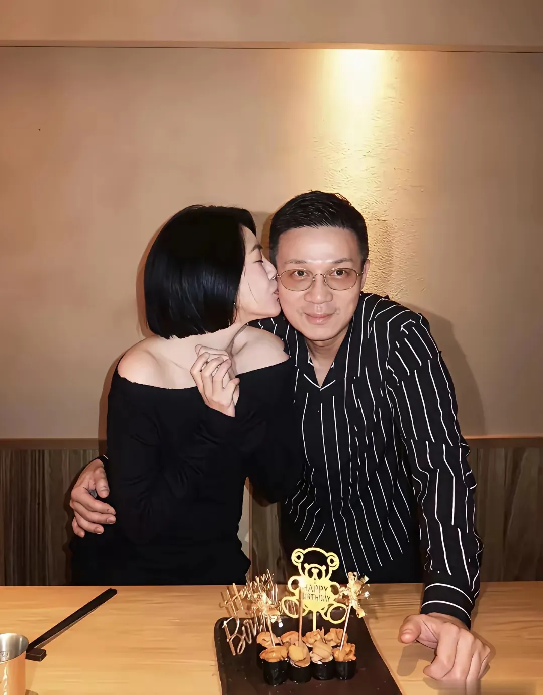 小s是幸福的，有爱她的老公，爱她的女儿，这么多年老夫老妻，过生日，两口子恩恩爱爱，真是羡慕了，可惜了大s不知道在天上过得怎么样了？