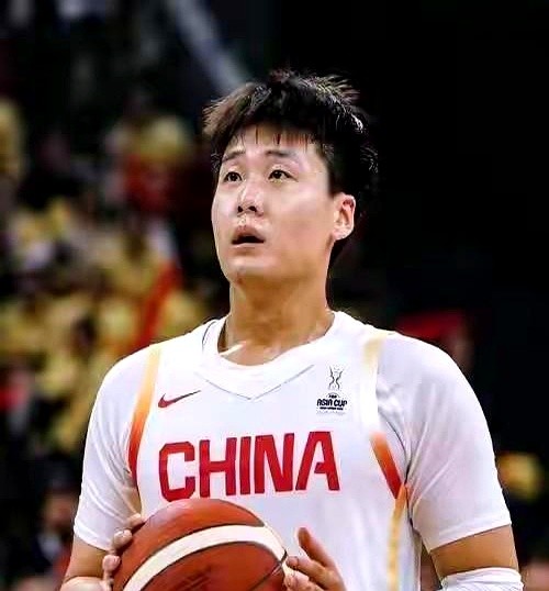 中国男篮2026亚运会14人名单敲定了，周琦赵睿都没在上面。

郭士强带队，这次选人挺坚决。后卫线胡明轩大概率要挑大梁，带着廖三宁、程帅澎、贺希宁这帮中生代。锋线上崔永熙、朱俊龙都在，内线就靠胡金秋带着焦泊乔和余嘉豪撑场子。

看了一圈，张镇麟、杨瀚森、徐杰这些呼声挺高的球员这次落选了。一个夏天的集