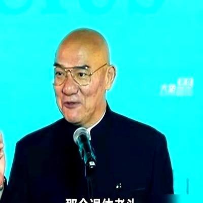 当年张丰毅临时撂挑子，唐国强试戏拿下雍正，顺手把王绘春推进组演了八爷。

到了2026年，他在节目里全脱稿背《沁园春·雪》一个字不卡，转头却说不认识王俊凯，也分不清时代少年团谁是谁。部分年轻观众直接炸了，觉得老戏骨太脱节。

真不是狂。当年演帝王靠的是本事，人在一个行当站到了顶尖，眼里只看真功夫，根
